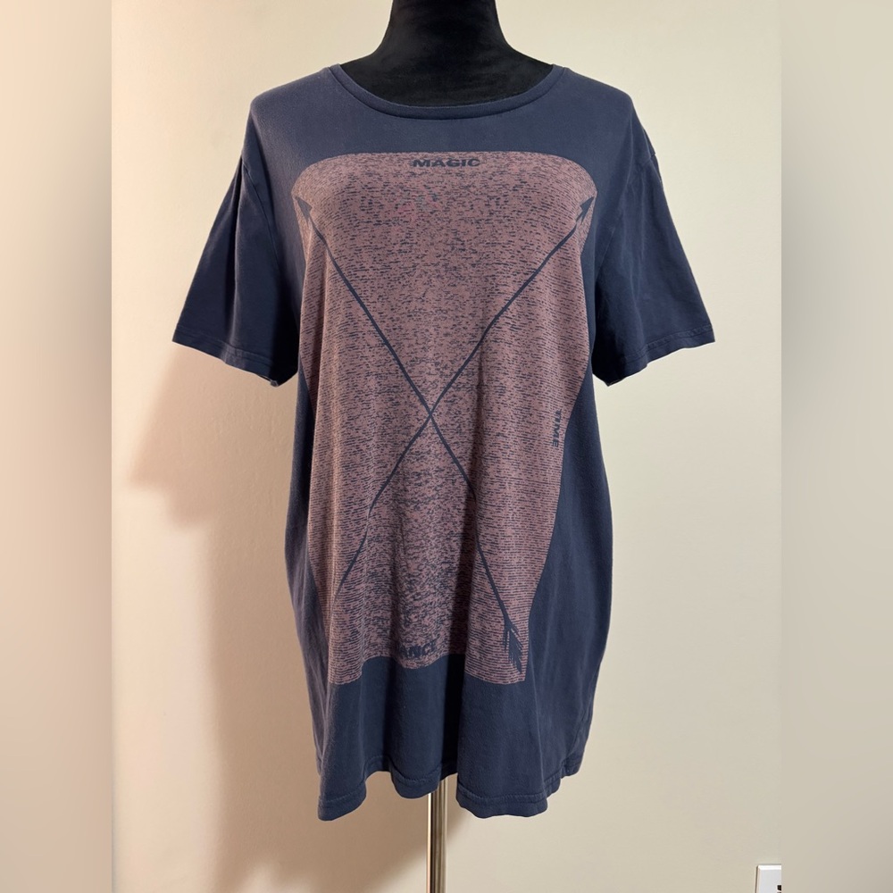 EUC Foreign Exchange Blue Arrow Graphic Tee size large